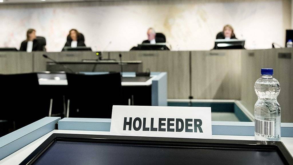 Das Strafgericht in Amsterdam hat den Heineken-Entführer Willem Holleeder am Donnerstag wegen fünf Auftragsmorden zu einer lebenslangen Gefängnisstrafe verurteilt.