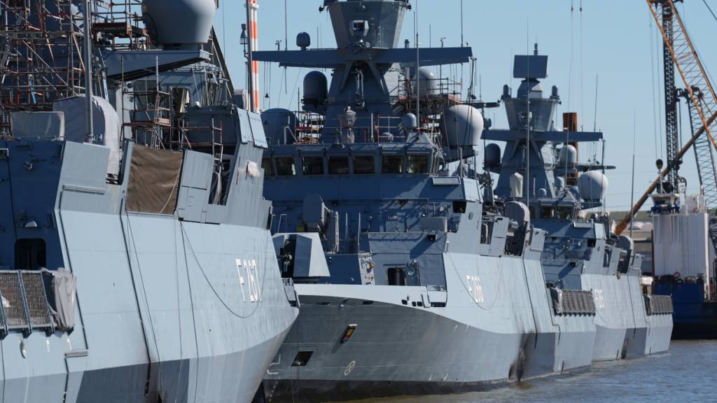 ARCHIV - Die Korvetten F 265 «Köln» (r-l), F 266 «Emden» und F 267 «Karlsruhe», drei der insgesamt fünf neuen Korvetten der Klasse 130 für die Deutsche Marine, liegen am Kai einer Hamburger Werft. Foto: Marcus Brandt/dpa