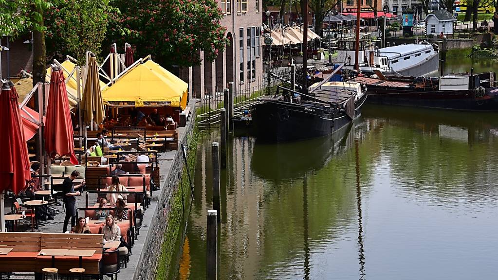 ARCHIV - Nur wenige Gäste sitzen bei sonnigem Wetter in den Außenbereichen der Cafés und Restaurants am Historischen Hafen in Rotterdam Foto: Soeren Stache/dpa-Zentralbild/dpa