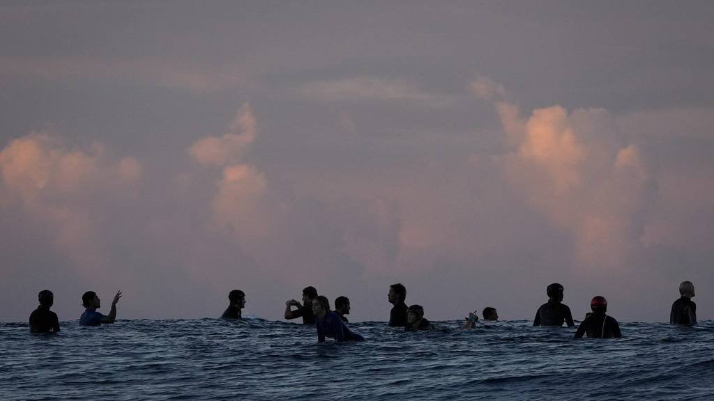 Vor dem Start des Wettbewerbs schauen sich die Surfer die Bedingungen an.