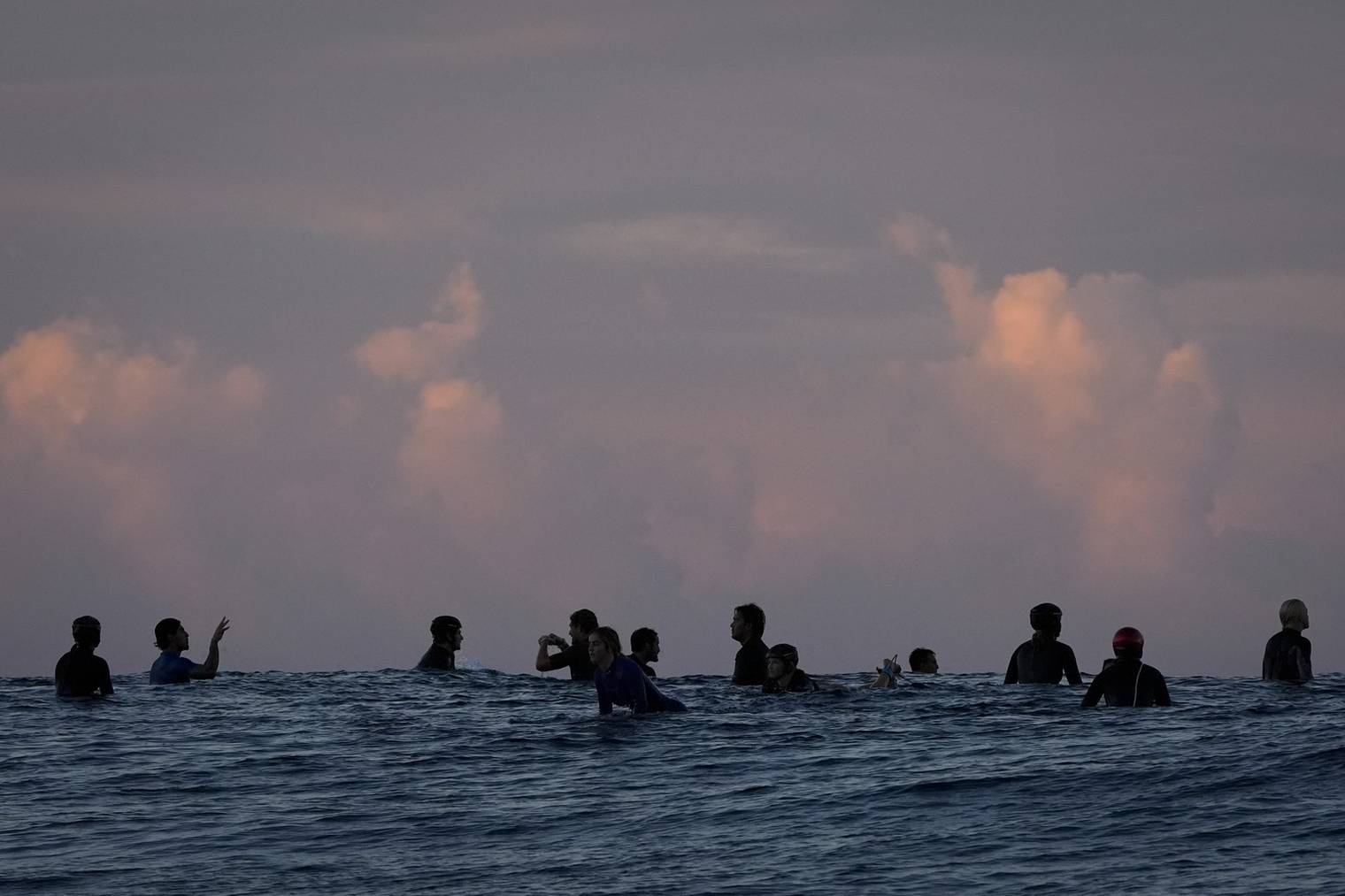 Vor dem Start des Wettbewerbs schauen sich die Surfer die Bedingungen an.