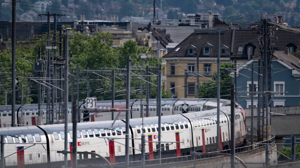 Ein Zug der SBB blockierte am Mittwochmorgen den Verkehr zwischen Luzern und Zürich. Er blieb auf einer einspurigen Strecke im Zimmerbergtunnel stecken. (Symbolbild)