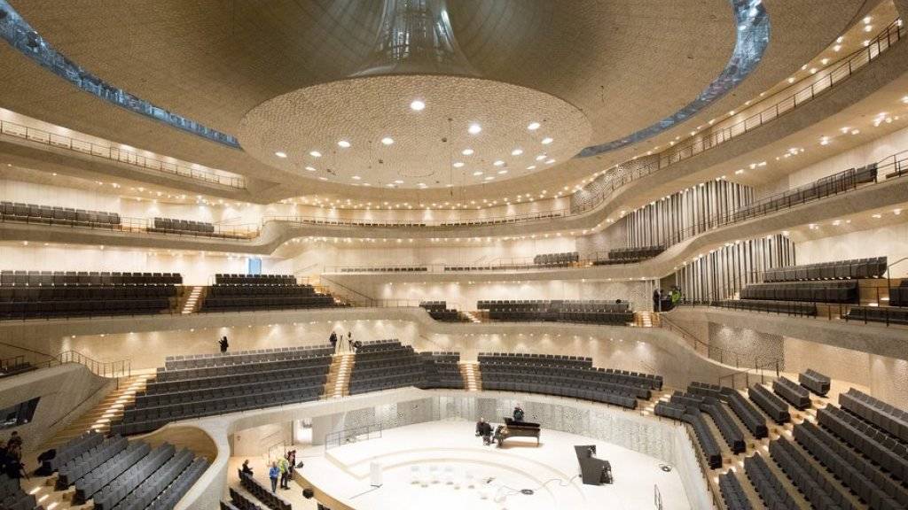Viel später als geplant wird die brandneue Hamburger Elbphilharmonie, ein Bau der Basler Architekten Herzog & de Meuron eingeweiht.