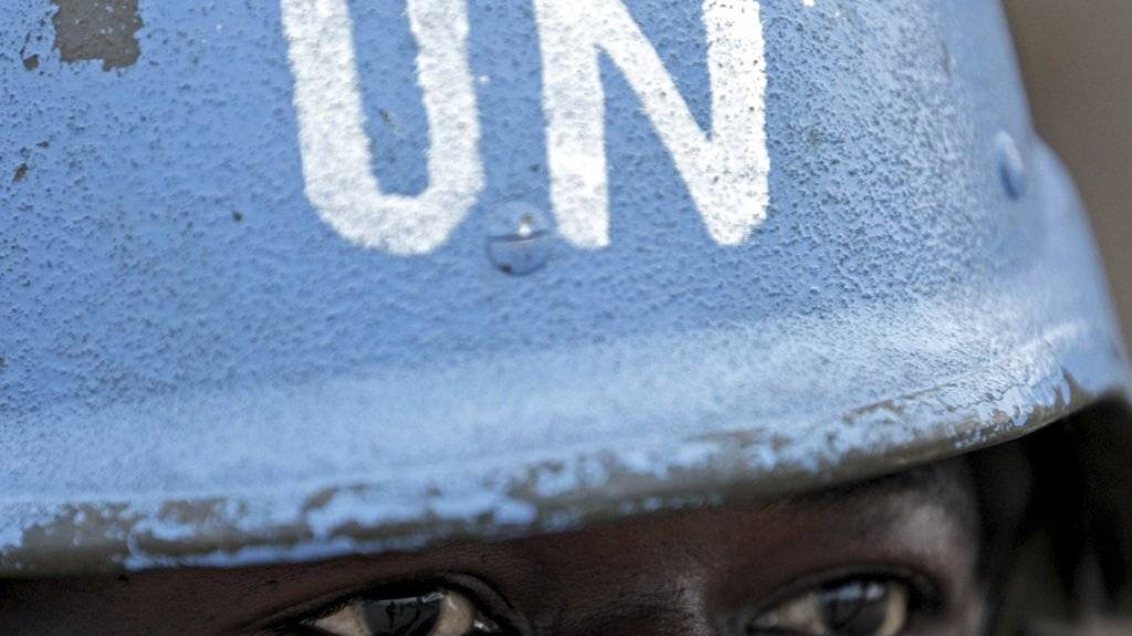 Ein nigerianischer Blauhelm-Soldat in Darfur: Die friedenserhaltenden Missionen der UNO dürften künftig mit weniger finanziellen Mitteln ausgestattet werden. (Archiv)