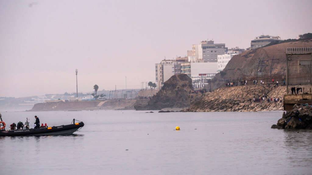 Migranten kehren aus der spanischen Exklave Ceuta nach Marokko zurück. Foto: Antonio Sempere/AP/dpa