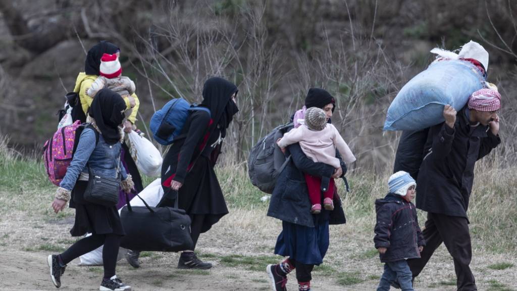 Eine Migrantenfamilie in der Türkei auf dem Weg an die griechische Grenze. (Archivbild)