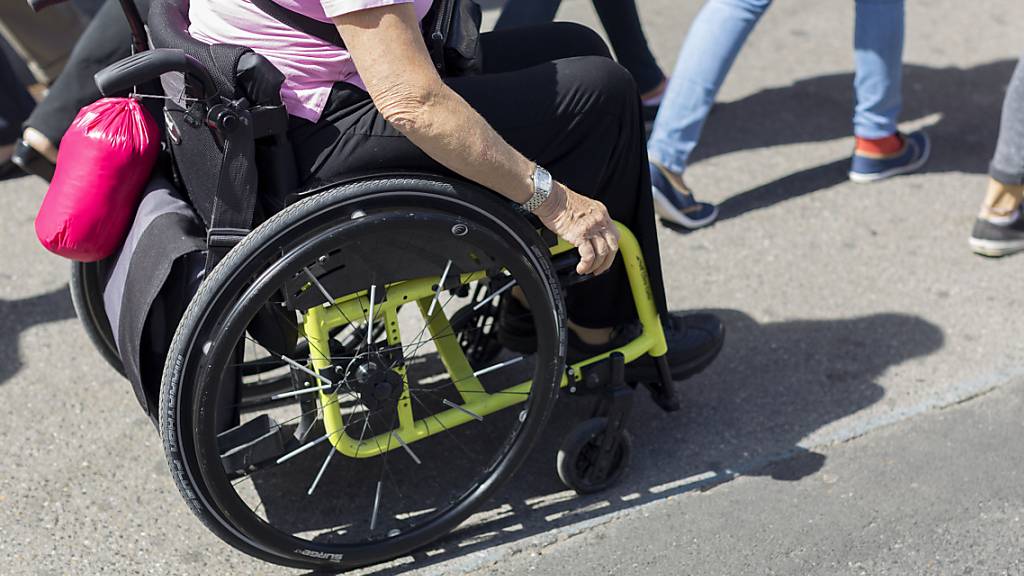 Eine Frau in einem Rollstuhl. Eine neue kantonale Fachstelle soll in Graubünden die Lebensbedingungen für Behinderte verbessern und deren Rechte stärken. (Symbolbild)