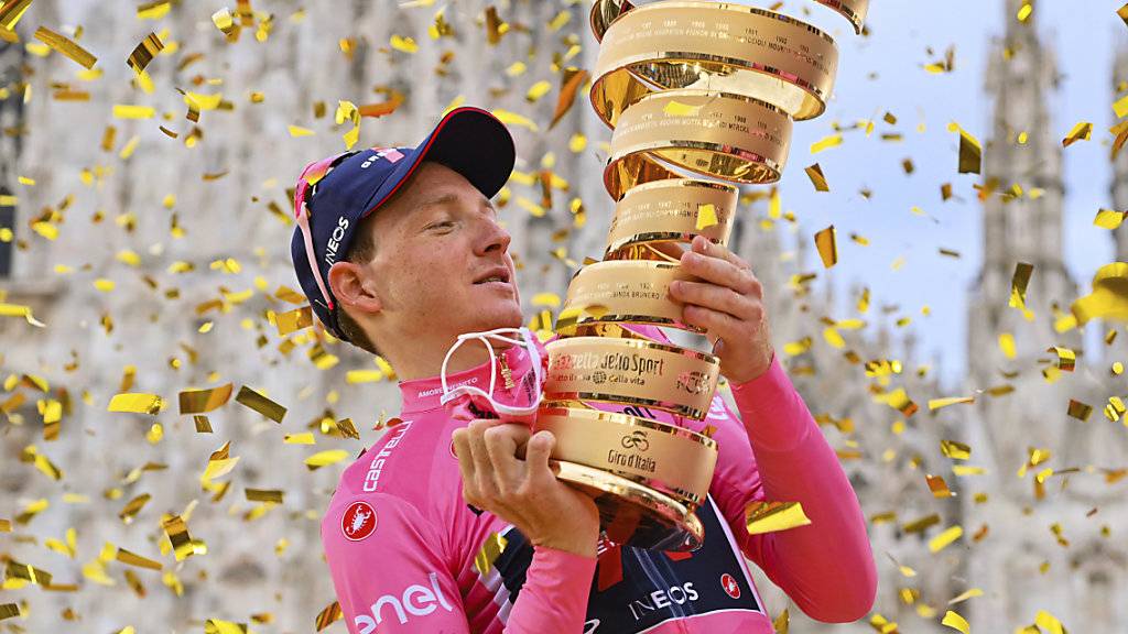 Der Brite Tao Geoghegan Hart lässt sich im Goldregen auf dem Mailänder Dom-Platz als Giro-Sieger feiern