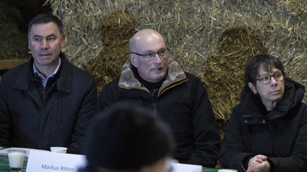 Für den Schweizer Bauernverband erläuterten am Montag Direktor Martin Rufer, Präsident Markus Ritter und Vizepräsidentin Anne Challandes (von links) die wichtigsten Herausforderungen, denen sich die Schweizer Landwirtschaft 2026 stellen muss.,