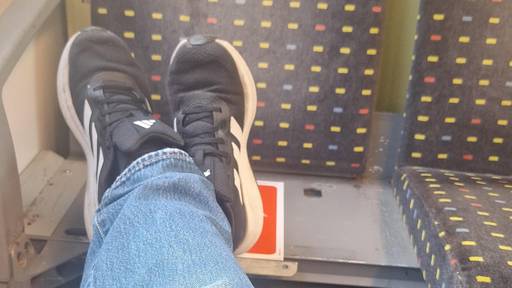 «No Sitzpolster, no problem» – Füsse hochlagern im Zug mal anders