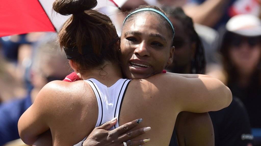 Serena Williams wird von ihrer Gegnerin Bianca Andreescu getröstet