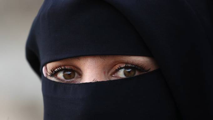 Burka-Verbot verliert Boden +++ E-ID-Gesetz droht Nein