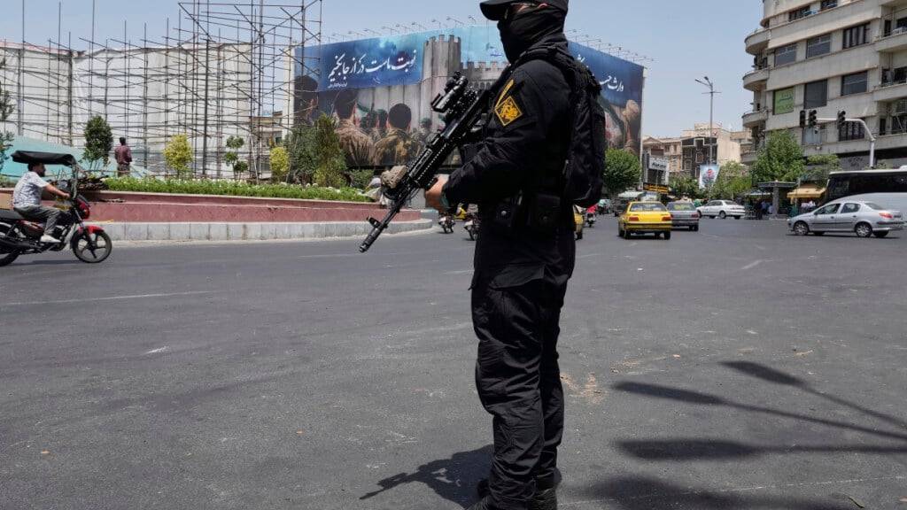 ARCHIV - Ein Mitglied der iranischen Revolutionsgarden. Foto: Vahid Salemi/AP/dpa