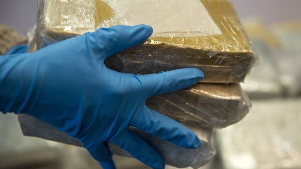 Kokain mit einem Strassenverkaufswert von 100 Millionen Euro: Dieser riesige Drogenfund gelang Fahndern im Haffen von Rotterdam. (Symbolbild)