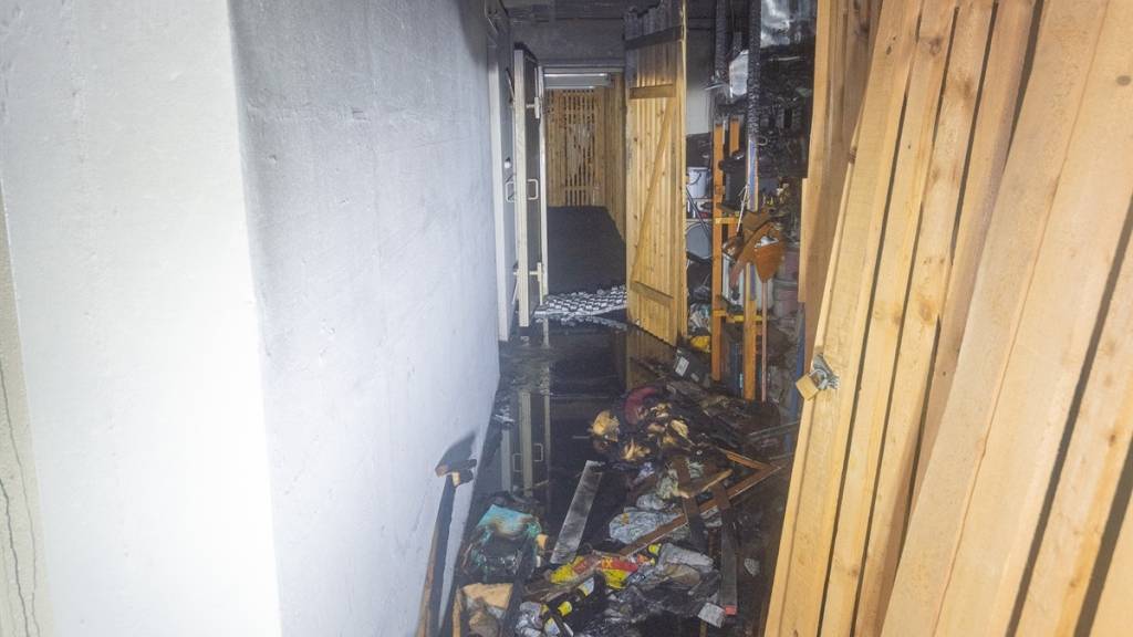 Mehrere Kellerabteile eines Mehrfamilienhauses in Chur wurden bei einem Brand zerstört.