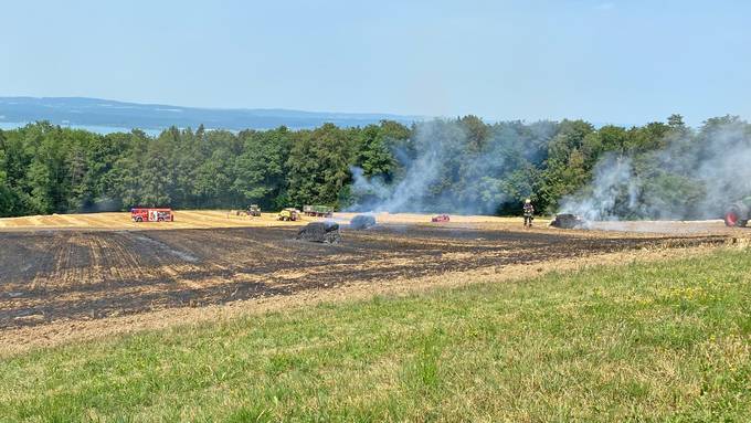 Funkenschlag in Ballenpresse sorgt für Brand auf Feld