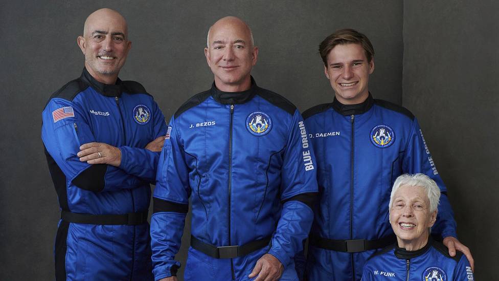 Mark und Jeff Bezos flogen mit Oliver Daemen und Wally Funk (von links nach rechts) ins All.