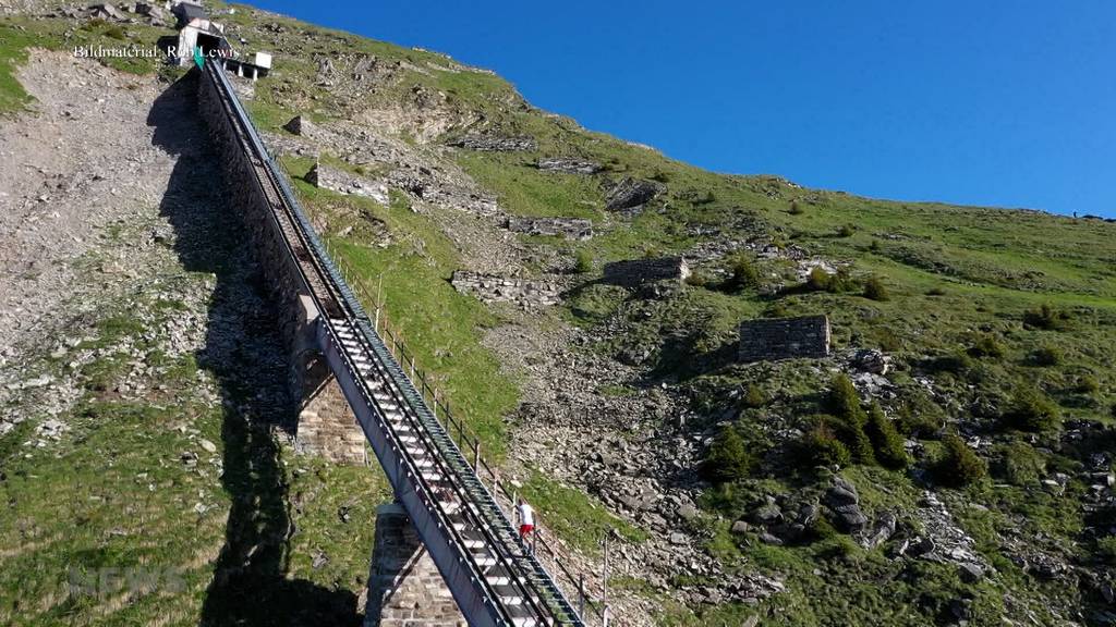 Am Niesenlauf rennt News-Moderator Simon Schär die längst Treppe der Welt hinauf
