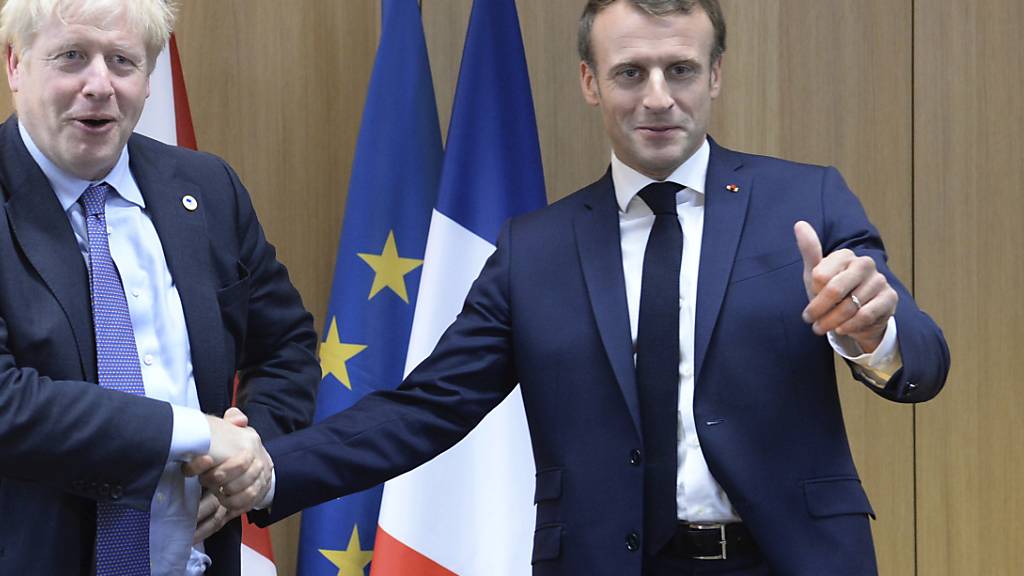 Der britische Premierminister Boris Johnson (links) schüttelt die Hand von Frankreichs Staatschef Emanuel Macron: Dem Vernehmen nach soll Frankreich nun doch einer dreimonatigen Verschiebung des Brexits bis Ende Januar zustimmen. (Archiv)