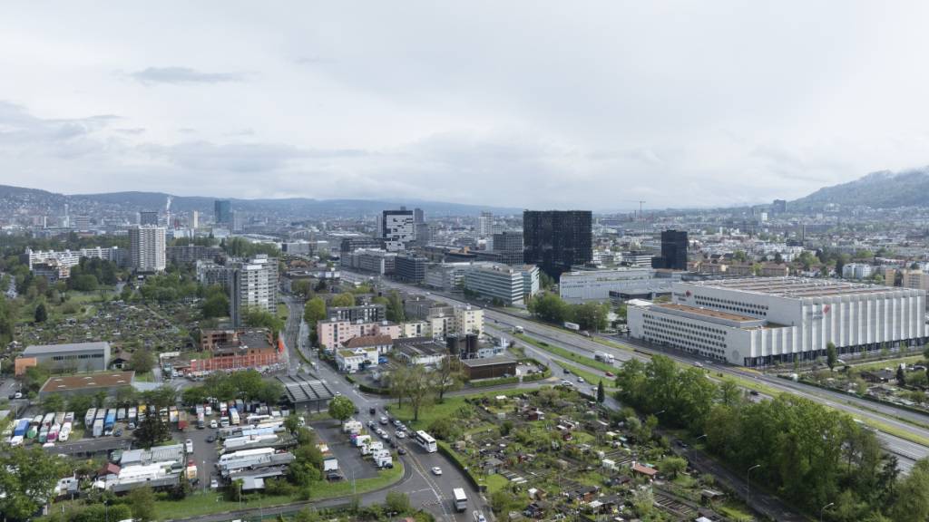 Die Silhouette des Quartiers Altstetten in Zürich wird sich weiter verändern. Geplant ist ein 60 Meter hohes Gebäude an der Hohlstrasse. (Archivbild)