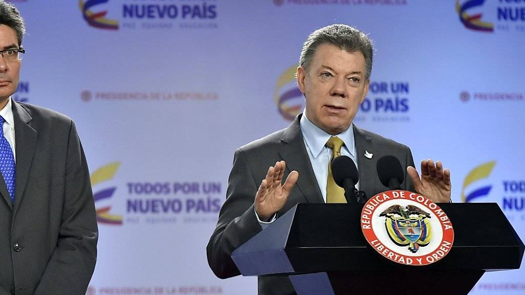 Der kolumbianische Präsident Santos (rechts) führte die Cannabis-Legalisierung per Dekret ein.