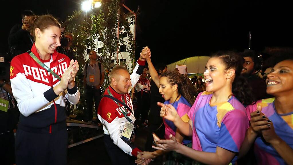 Tanzende Mitglieder des russischen Olympia-Teams 2016 am Willkommensfest im olympischen Dorf in Rio. 2021 in Tokio dürfen sie wegen  Dopingvorwürfen nicht unter russischer Flagge an den Wettbewerben teilnehmen.
