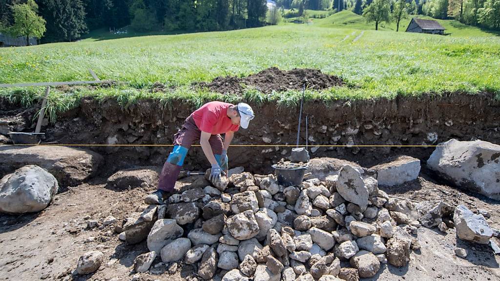 Zivildienstleistende sanieren eine Trockenmauer. Die zuständige Kommission des Ständerates ist mit dem Vorschlag einverstanden, wonach Zivildienstleistende künftig zum Zivilschutz verpflichtet werden können. (Themenbild)