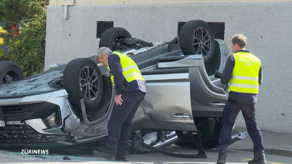 Spektakulärer Unfall in Schwamendingen: Auto landet auf dem Dach