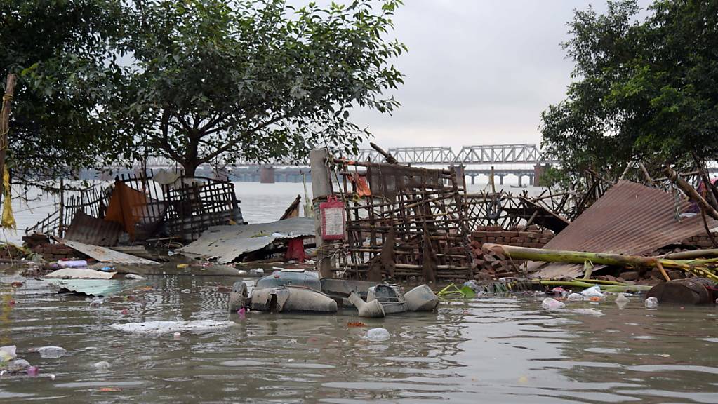 Ein durch Überschwemmungen zerstörtes Haus im indischen Bundesstaat Uttar Pradesh. Mindestens 120 Menschen kamen durch die Unwetter in Nordindien ums Leben.