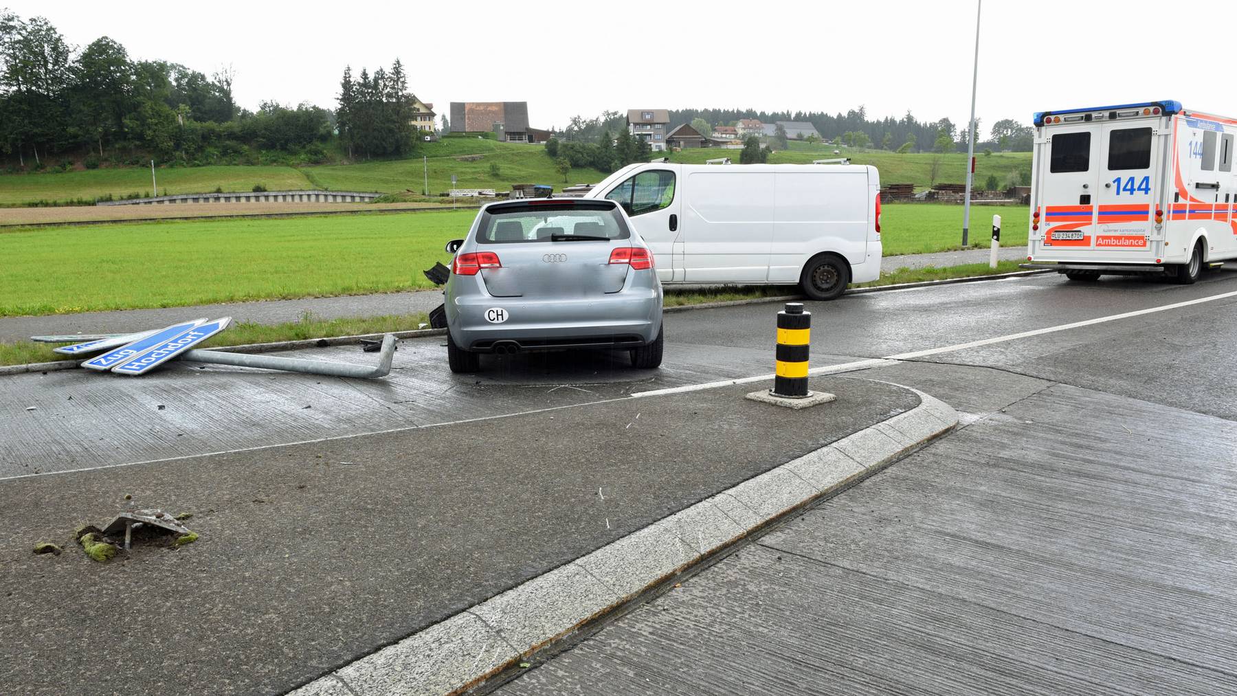 Beim Kreisverkehrsplatz Waltwil prallte die Autofahrerin aus noch ungeklärten Gründen mit der linken Frontecke gegen ein Verkehrssignal und anschliessend gegen einen entgegenkommenden Lieferwagen.
