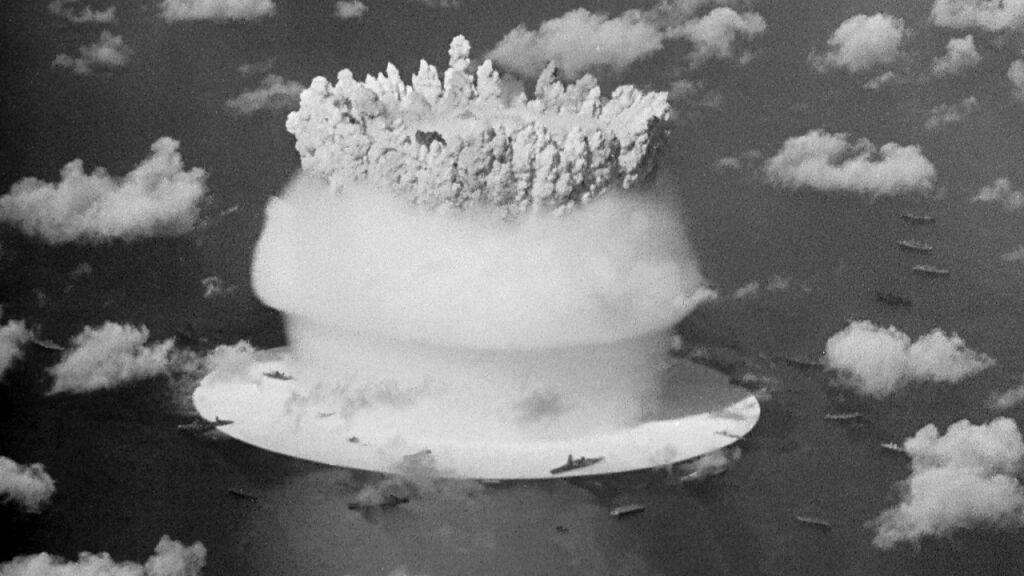 Filmstill aus «Cossroads» von Bruce Conner (1976): Schön und apokalyptisch - Atombombenversuch beim Bikini-Atoll.