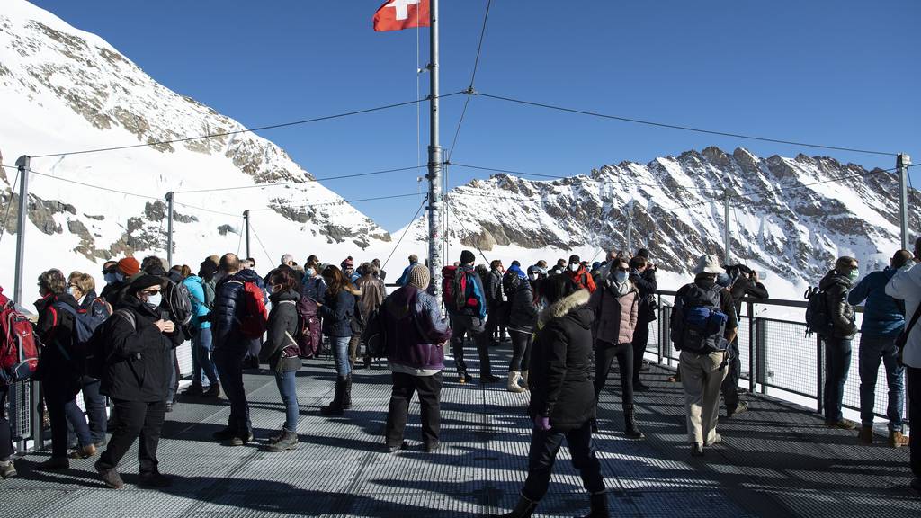 Trotz hoher Coronafallzahlen beschloss die Schweiz moderate Schutzmassnahmen. Das sorgte im Ausland für Kritik. Im Bild: Touristen am Jungfraujoch im November 2020.