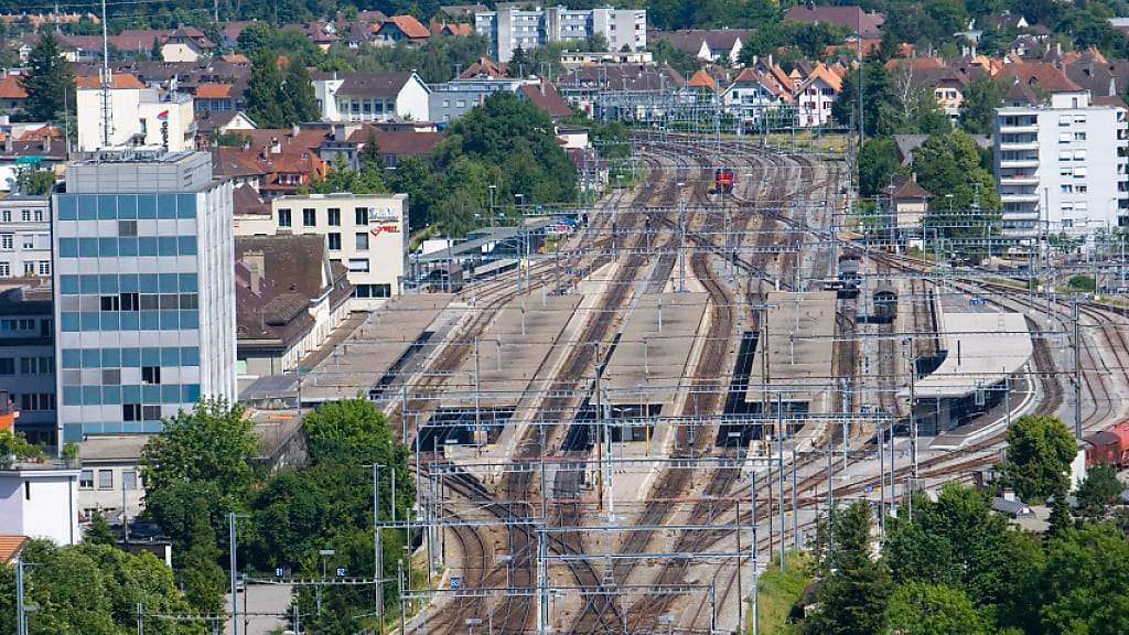 In Zukunft soll der Bieler Bahnhof für die meisten S-Bahn-Züge keine Endstation mehr darstellen. (Archvibild)