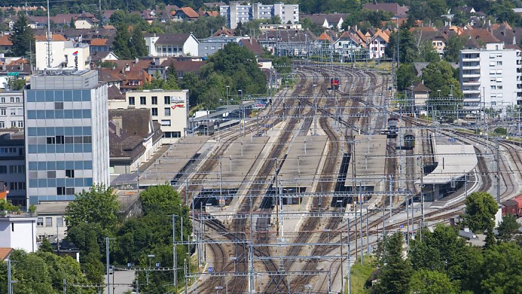 In Zukunft soll der Bieler Bahnhof für die meisten S-Bahn-Züge keine Endstation mehr darstellen. (Archvibild)