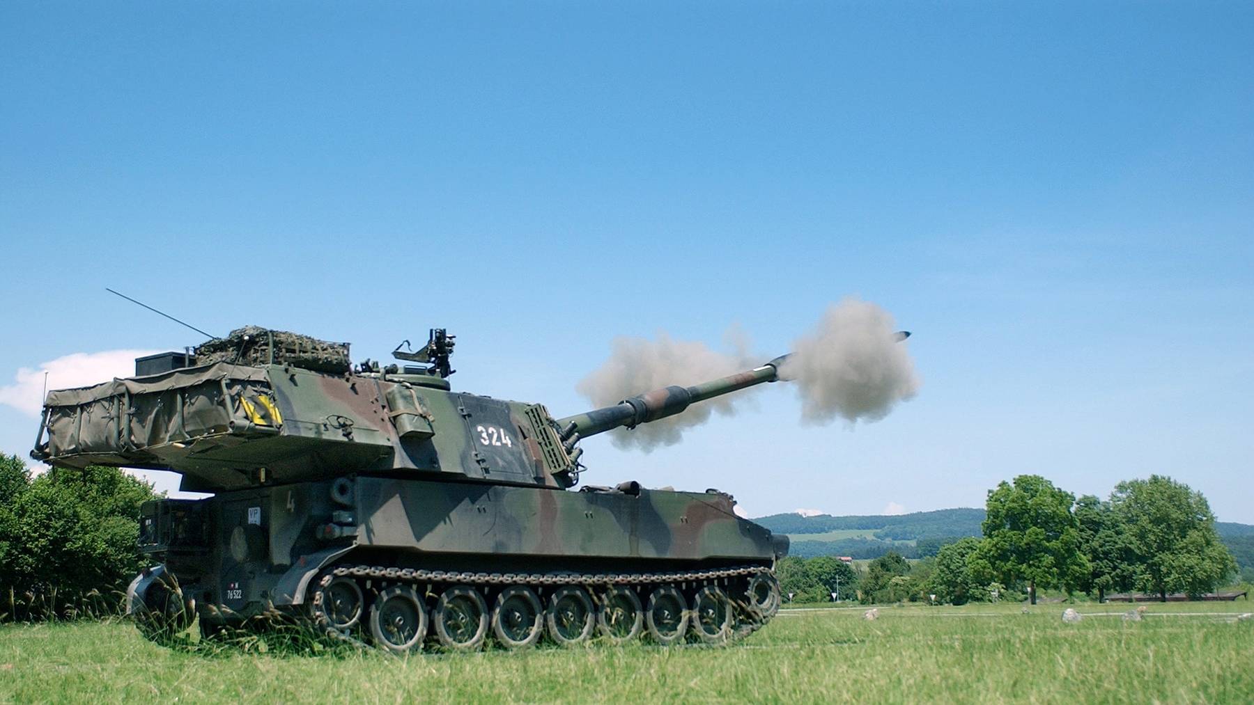 Eine Panzerhaubitze bei einer Schiessübung bei Frauenfeld.
