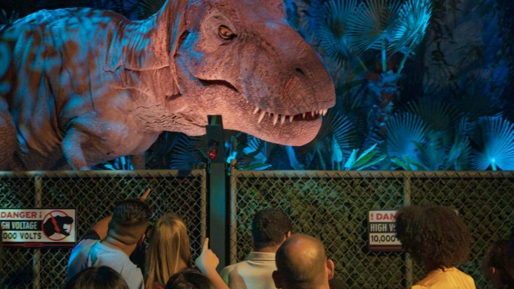 Begegnung mit einem halbwegs wild gewordenen Tyrannosaurus Rex in der Ausstellung «Jurassic World» in den Hallen der Messe Basel.