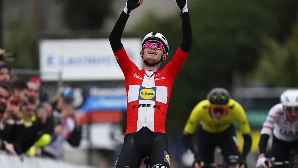 Der Däne Mattias Skjelmose jubelt in Frankreich