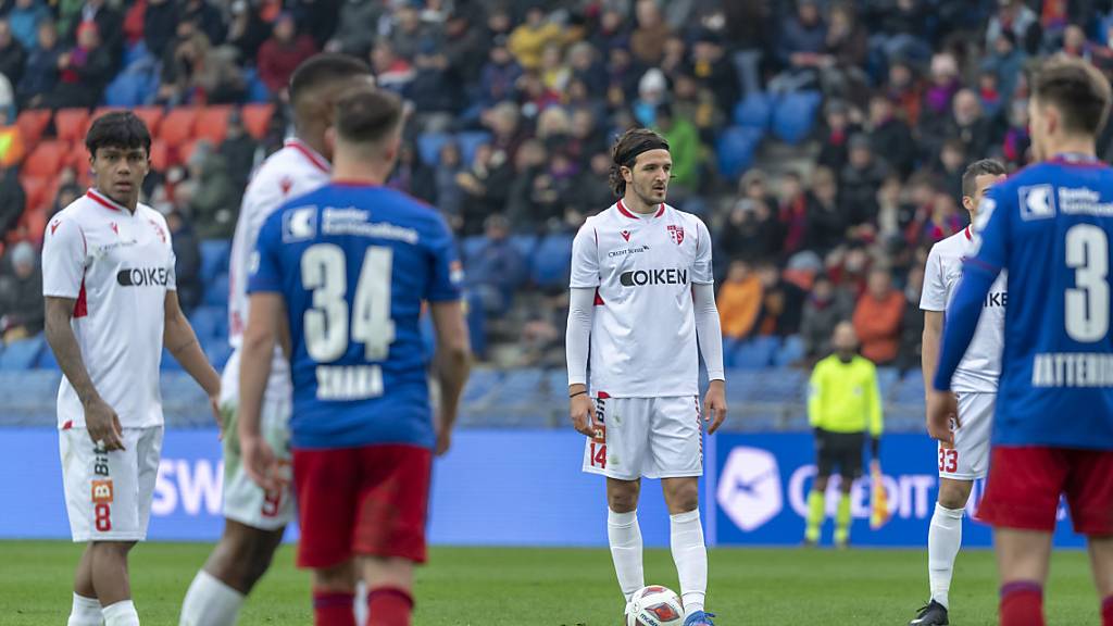 Anto Grgic (14) vor dem Penalty zum 3:3: Taulant Xhaka (34) muss sich mit dem FC Basel mit einem Punkt begnügen