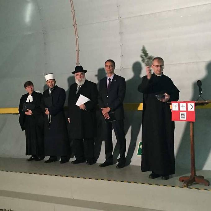 Geistliche segnen den Gotthard-Basistunnel