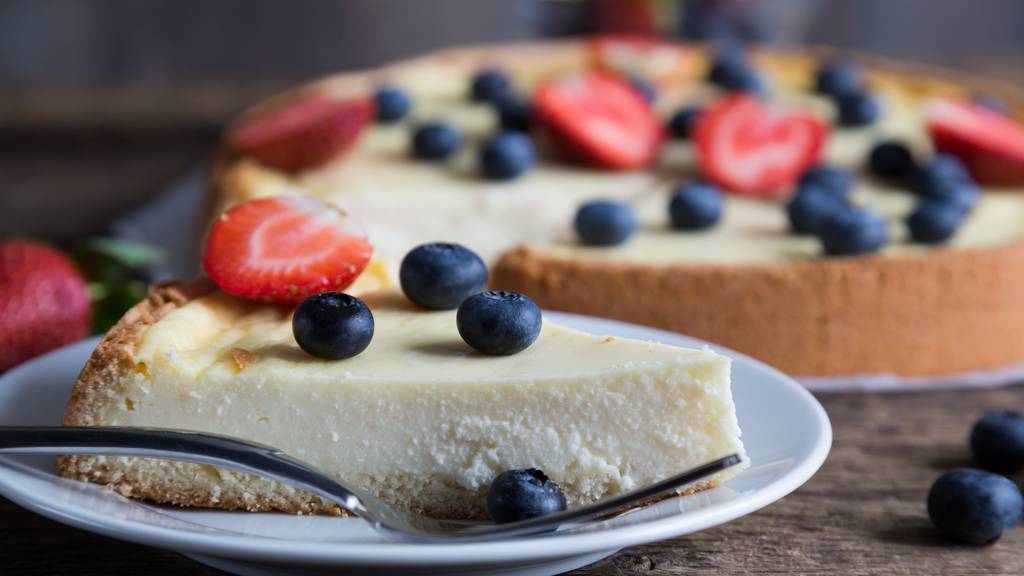 Cheesecake mit frischen Beeren - oder Äpfeln, wer es saisonaler mag. (Bild: istock)