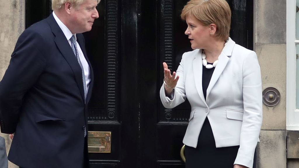 ARCHIV - Die schottische Regierungschefin Nicola Sturgeon im Sommer 2019 zusammen mit dem britischen Premier Boris Johnson. Foto: Jane Barlow/PA Wire/dpa