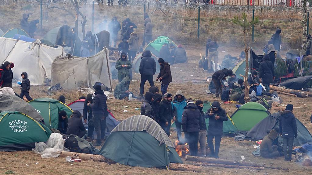 Migranten campieren in der Nähe der Grenze zu Polen. An der polnischen EU-Aussengrenze gestrandete und aus Belarus in den Irak heimgekehrte Migranten berichten der Deutschen Presse Agentur am Samstag von schlimmen Misshandlungen. 
