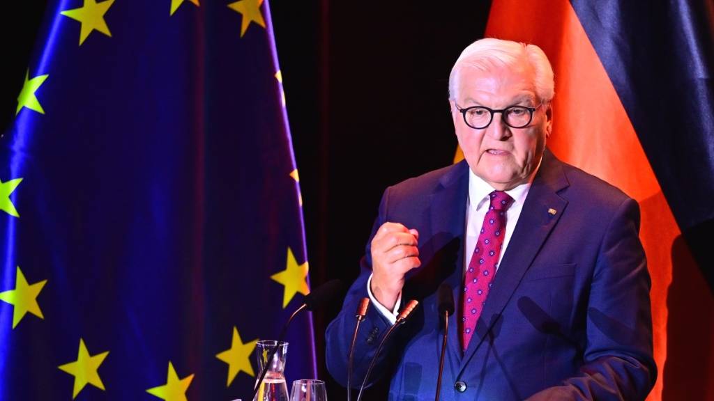 Bundespräsident Frank-Walter Steinmeier spricht beim Festakt zum Tag der Deutschen Einheit im Konzerthaus «Zur Glocke». Bremen richtet unter dem Motto «Viele Stärken. Foto: Sina Schuldt/dpa-Pool/dpa