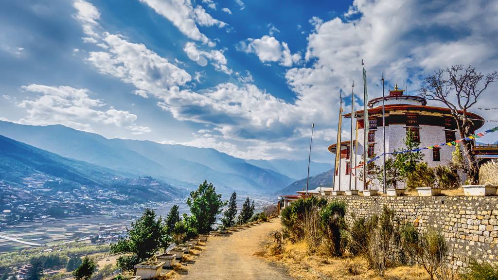 Bhutan liegt am östlichen Rand des Himalayas und ist für seine Klöster, Festungen und schöne Landschaften bekannt.