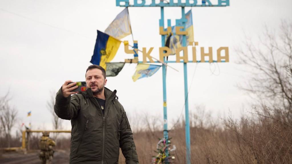 HANDOUT - Wolodymyr Selenskyj, Präsident der Ukraine, besucht Awdijiwka. Foto: Uncredited/Ukrainian Presidential Press Office/AP/dpa
