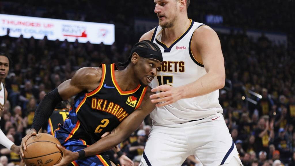 Kein Durchkommen: Oklahomas Shai Gilgeous-Alexander (links) gegen Denvers Nikola Jokic