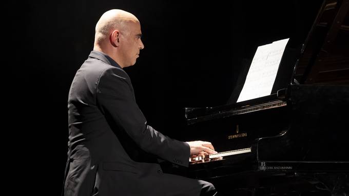 Alain Berset haut an den Schweizer Musikpreisen in die Tasten