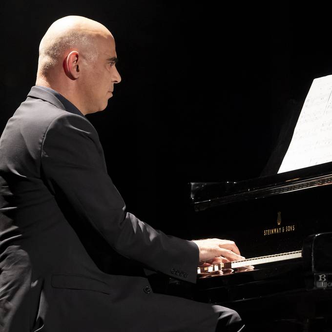 Alain Berset haut an den Schweizer Musikpreisen in die Tasten