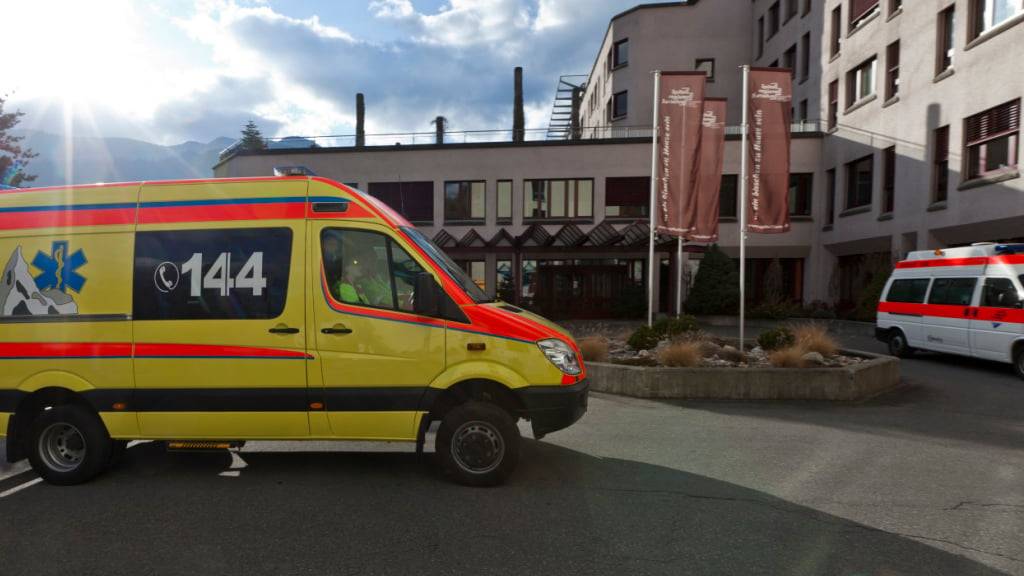 Ambulanzen stehen vor dem Regionalspital Surselva. Das Spital in Ilanz GR schreibt nach wie vor rote Zahlen, konnte diese aber verringern. (Archivbild)
