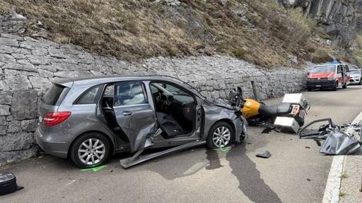 Motorradfahrer nach Unfall in Spiringen UR schwer verletzt